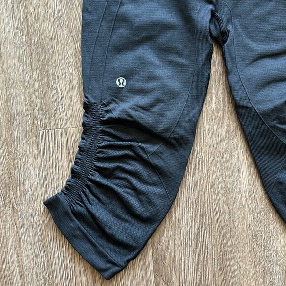 Lululemon Ebb & Flow Ruched Crop Leggings Size 6 Deep Coal Seamless Mid Rise - Picture 5 of 5